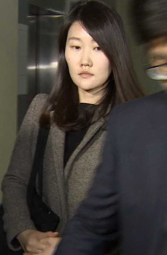 특검 조사 마친 조여옥 대위      (서울=연합뉴스) 세월호 참사 당시 청와대 간호장교로 근무했던 조여옥 대위가 25일 새벽 참고인 신분으로 조사를 마친 뒤 서울 강남구 특검사무실을 나서고 있다. 2016.12.25 [연합뉴스TV 제공]      photo@yna.co.kr  (끝)